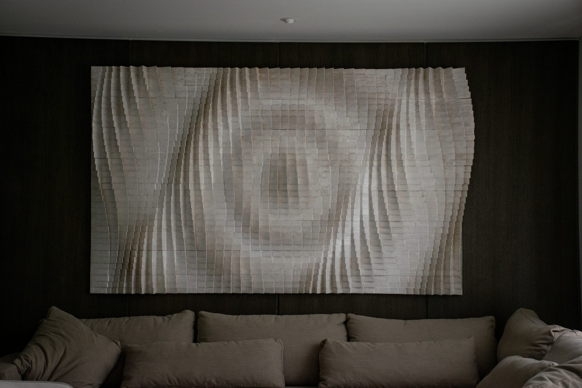 Relieve paramétrico Serie G en madera en un interior