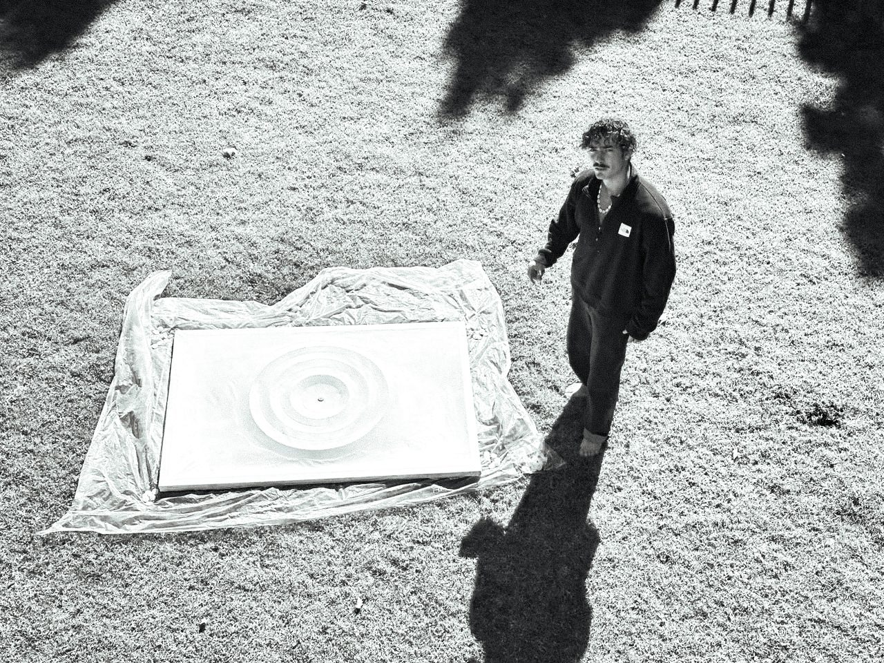 Martín Jiménez junto al relieve paramétrico Resonancia 432